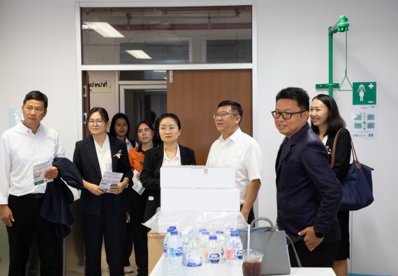 ภาพกิจกรรม  คณะวิทยาศาสตร์และเทคโนโลยี ต้อนรับคณะผู้บริหารวิทยาลัยอาชีวศึกษาและเทคนิคสิบสองปันนา ประเทศสาธารณรัฐ ประชาชนจีน เข้าเยี่ยมชมห้องปฏิบัติการทางวิทยาศาสตร์