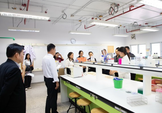 ภาพกิจกรรม  คณะวิทยาศาสตร์และเทคโนโลยี ต้อนรับคณะผู้บริหารวิทยาลัยอาชีวศึกษาและเทคนิคสิบสองปันนา ประเทศสาธารณรัฐ ประชาชนจีน เข้าเยี่ยมชมห้องปฏิบัติการทางวิทยาศาสตร์