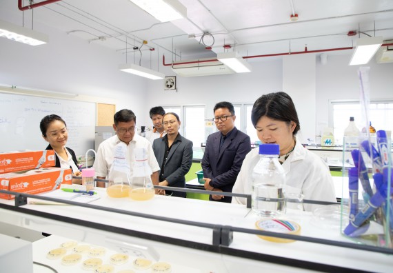 ภาพกิจกรรม  คณะวิทยาศาสตร์และเทคโนโลยี ต้อนรับคณะผู้บริหารวิทยาลัยอาชีวศึกษาและเทคนิคสิบสองปันนา ประเทศสาธารณรัฐ ประชาชนจีน เข้าเยี่ยมชมห้องปฏิบัติการทางวิทยาศาสตร์