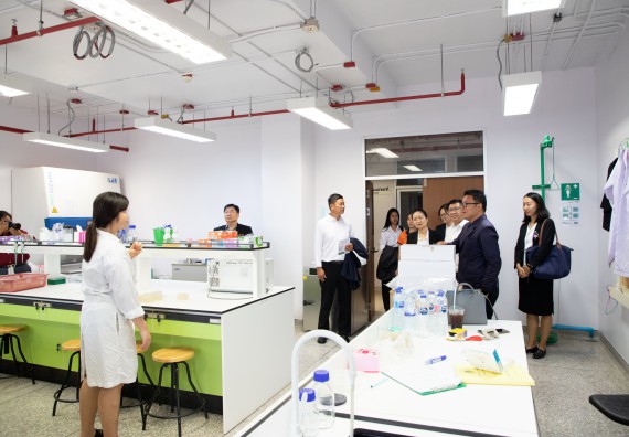 ภาพกิจกรรม  คณะวิทยาศาสตร์และเทคโนโลยี ต้อนรับคณะผู้บริหารวิทยาลัยอาชีวศึกษาและเทคนิคสิบสองปันนา ประเทศสาธารณรัฐ ประชาชนจีน เข้าเยี่ยมชมห้องปฏิบัติการทางวิทยาศาสตร์