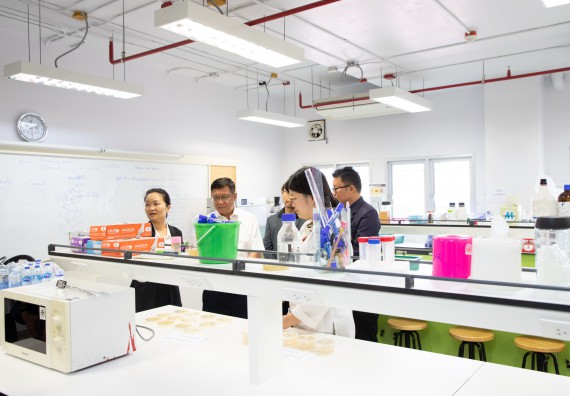 ภาพกิจกรรม  คณะวิทยาศาสตร์และเทคโนโลยี ต้อนรับคณะผู้บริหารวิทยาลัยอาชีวศึกษาและเทคนิคสิบสองปันนา ประเทศสาธารณรัฐ ประชาชนจีน เข้าเยี่ยมชมห้องปฏิบัติการทางวิทยาศาสตร์