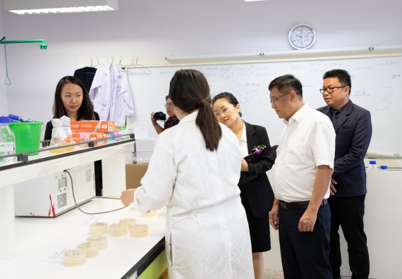 ภาพกิจกรรม  คณะวิทยาศาสตร์และเทคโนโลยี ต้อนรับคณะผู้บริหารวิทยาลัยอาชีวศึกษาและเทคนิคสิบสองปันนา ประเทศสาธารณรัฐ ประชาชนจีน เข้าเยี่ยมชมห้องปฏิบัติการทางวิทยาศาสตร์