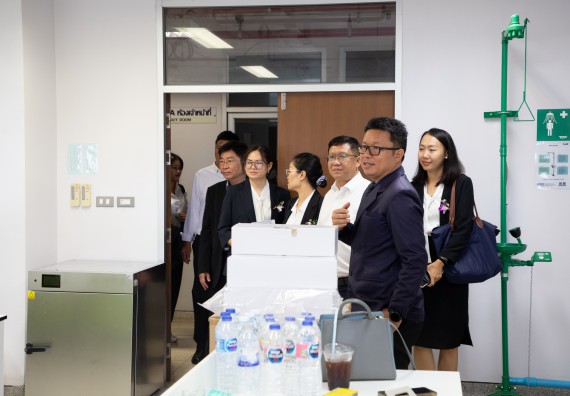 ภาพกิจกรรม  คณะวิทยาศาสตร์และเทคโนโลยี ต้อนรับคณะผู้บริหารวิทยาลัยอาชีวศึกษาและเทคนิคสิบสองปันนา ประเทศสาธารณรัฐ ประชาชนจีน เข้าเยี่ยมชมห้องปฏิบัติการทางวิทยาศาสตร์