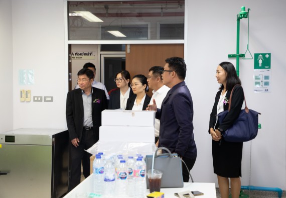 ภาพกิจกรรม  คณะวิทยาศาสตร์และเทคโนโลยี ต้อนรับคณะผู้บริหารวิทยาลัยอาชีวศึกษาและเทคนิคสิบสองปันนา ประเทศสาธารณรัฐ ประชาชนจีน เข้าเยี่ยมชมห้องปฏิบัติการทางวิทยาศาสตร์