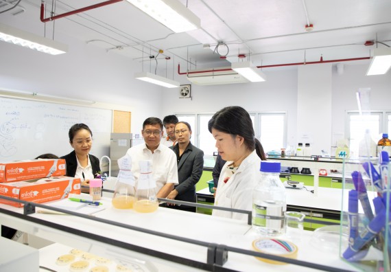 ภาพกิจกรรม  คณะวิทยาศาสตร์และเทคโนโลยี ต้อนรับคณะผู้บริหารวิทยาลัยอาชีวศึกษาและเทคนิคสิบสองปันนา ประเทศสาธารณรัฐ ประชาชนจีน เข้าเยี่ยมชมห้องปฏิบัติการทางวิทยาศาสตร์