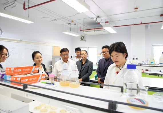 ภาพกิจกรรม  คณะวิทยาศาสตร์และเทคโนโลยี ต้อนรับคณะผู้บริหารวิทยาลัยอาชีวศึกษาและเทคนิคสิบสองปันนา ประเทศสาธารณรัฐ ประชาชนจีน เข้าเยี่ยมชมห้องปฏิบัติการทางวิทยาศาสตร์