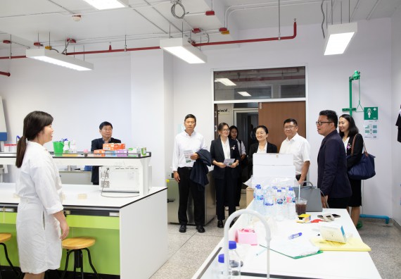 ภาพกิจกรรม  คณะวิทยาศาสตร์และเทคโนโลยี ต้อนรับคณะผู้บริหารวิทยาลัยอาชีวศึกษาและเทคนิคสิบสองปันนา ประเทศสาธารณรัฐ ประชาชนจีน เข้าเยี่ยมชมห้องปฏิบัติการทางวิทยาศาสตร์