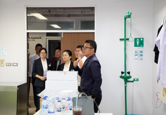 ภาพกิจกรรม  คณะวิทยาศาสตร์และเทคโนโลยี ต้อนรับคณะผู้บริหารวิทยาลัยอาชีวศึกษาและเทคนิคสิบสองปันนา ประเทศสาธารณรัฐ ประชาชนจีน เข้าเยี่ยมชมห้องปฏิบัติการทางวิทยาศาสตร์