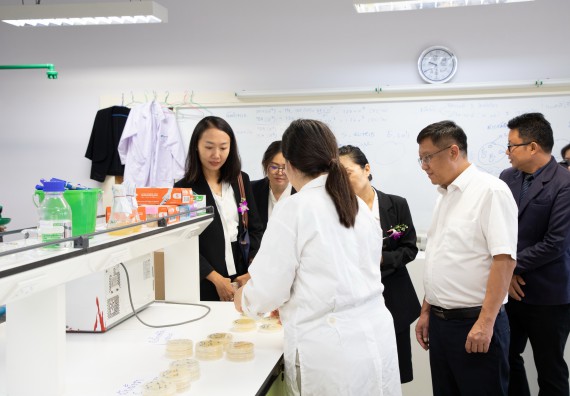 ภาพกิจกรรม  คณะวิทยาศาสตร์และเทคโนโลยี ต้อนรับคณะผู้บริหารวิทยาลัยอาชีวศึกษาและเทคนิคสิบสองปันนา ประเทศสาธารณรัฐ ประชาชนจีน เข้าเยี่ยมชมห้องปฏิบัติการทางวิทยาศาสตร์
