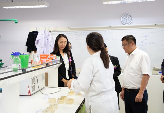 ภาพกิจกรรม  คณะวิทยาศาสตร์และเทคโนโลยี ต้อนรับคณะผู้บริหารวิทยาลัยอาชีวศึกษาและเทคนิคสิบสองปันนา ประเทศสาธารณรัฐ ประชาชนจีน เข้าเยี่ยมชมห้องปฏิบัติการทางวิทยาศาสตร์