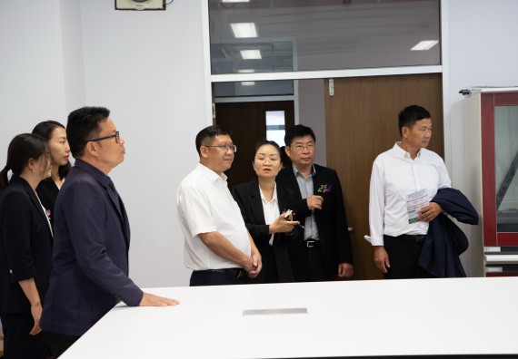 ภาพกิจกรรม  คณะวิทยาศาสตร์และเทคโนโลยี ต้อนรับคณะผู้บริหารวิทยาลัยอาชีวศึกษาและเทคนิคสิบสองปันนา ประเทศสาธารณรัฐ ประชาชนจีน เข้าเยี่ยมชมห้องปฏิบัติการทางวิทยาศาสตร์