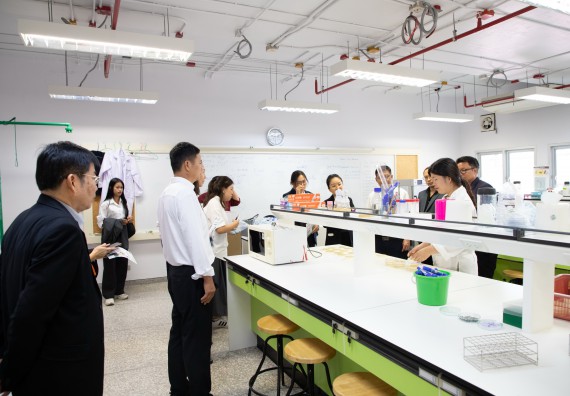 ภาพกิจกรรม  คณะวิทยาศาสตร์และเทคโนโลยี ต้อนรับคณะผู้บริหารวิทยาลัยอาชีวศึกษาและเทคนิคสิบสองปันนา ประเทศสาธารณรัฐ ประชาชนจีน เข้าเยี่ยมชมห้องปฏิบัติการทางวิทยาศาสตร์