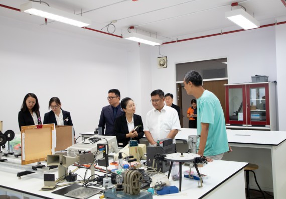 ภาพกิจกรรม  คณะวิทยาศาสตร์และเทคโนโลยี ต้อนรับคณะผู้บริหารวิทยาลัยอาชีวศึกษาและเทคนิคสิบสองปันนา ประเทศสาธารณรัฐ ประชาชนจีน เข้าเยี่ยมชมห้องปฏิบัติการทางวิทยาศาสตร์