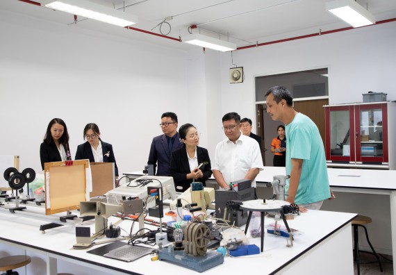 ภาพกิจกรรม  คณะวิทยาศาสตร์และเทคโนโลยี ต้อนรับคณะผู้บริหารวิทยาลัยอาชีวศึกษาและเทคนิคสิบสองปันนา ประเทศสาธารณรัฐ ประชาชนจีน เข้าเยี่ยมชมห้องปฏิบัติการทางวิทยาศาสตร์