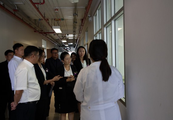 ภาพกิจกรรม  คณะวิทยาศาสตร์และเทคโนโลยี ต้อนรับคณะผู้บริหารวิทยาลัยอาชีวศึกษาและเทคนิคสิบสองปันนา ประเทศสาธารณรัฐ ประชาชนจีน เข้าเยี่ยมชมห้องปฏิบัติการทางวิทยาศาสตร์
