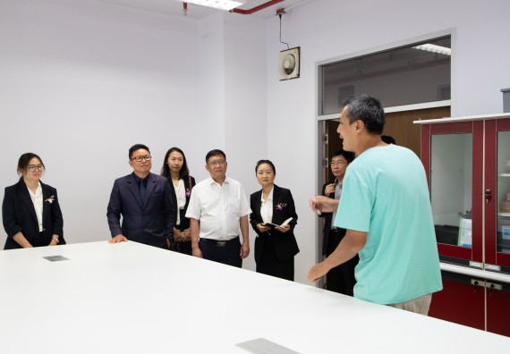 ภาพกิจกรรม  คณะวิทยาศาสตร์และเทคโนโลยี ต้อนรับคณะผู้บริหารวิทยาลัยอาชีวศึกษาและเทคนิคสิบสองปันนา ประเทศสาธารณรัฐ ประชาชนจีน เข้าเยี่ยมชมห้องปฏิบัติการทางวิทยาศาสตร์