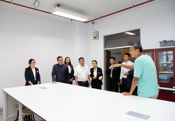 ภาพกิจกรรม  คณะวิทยาศาสตร์และเทคโนโลยี ต้อนรับคณะผู้บริหารวิทยาลัยอาชีวศึกษาและเทคนิคสิบสองปันนา ประเทศสาธารณรัฐ ประชาชนจีน เข้าเยี่ยมชมห้องปฏิบัติการทางวิทยาศาสตร์