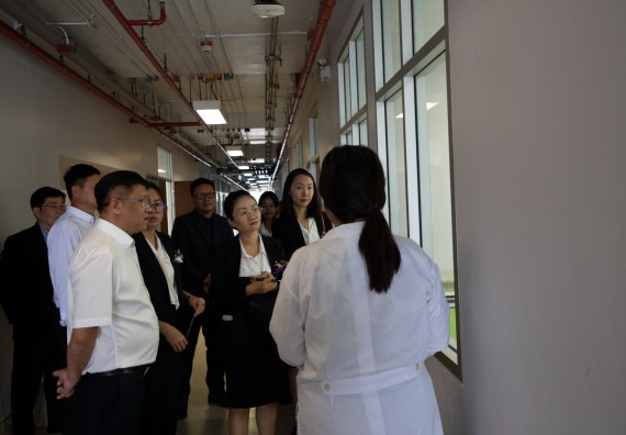 ภาพกิจกรรม  คณะวิทยาศาสตร์และเทคโนโลยี ต้อนรับคณะผู้บริหารวิทยาลัยอาชีวศึกษาและเทคนิคสิบสองปันนา ประเทศสาธารณรัฐ ประชาชนจีน เข้าเยี่ยมชมห้องปฏิบัติการทางวิทยาศาสตร์