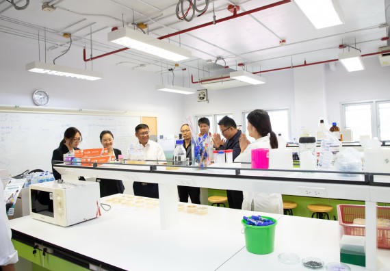 ภาพกิจกรรม  คณะวิทยาศาสตร์และเทคโนโลยี ต้อนรับคณะผู้บริหารวิทยาลัยอาชีวศึกษาและเทคนิคสิบสองปันนา ประเทศสาธารณรัฐ ประชาชนจีน เข้าเยี่ยมชมห้องปฏิบัติการทางวิทยาศาสตร์