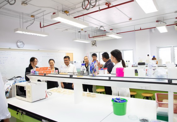 ภาพกิจกรรม  คณะวิทยาศาสตร์และเทคโนโลยี ต้อนรับคณะผู้บริหารวิทยาลัยอาชีวศึกษาและเทคนิคสิบสองปันนา ประเทศสาธารณรัฐ ประชาชนจีน เข้าเยี่ยมชมห้องปฏิบัติการทางวิทยาศาสตร์