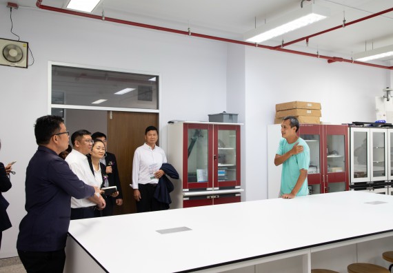 ภาพกิจกรรม  คณะวิทยาศาสตร์และเทคโนโลยี ต้อนรับคณะผู้บริหารวิทยาลัยอาชีวศึกษาและเทคนิคสิบสองปันนา ประเทศสาธารณรัฐ ประชาชนจีน เข้าเยี่ยมชมห้องปฏิบัติการทางวิทยาศาสตร์