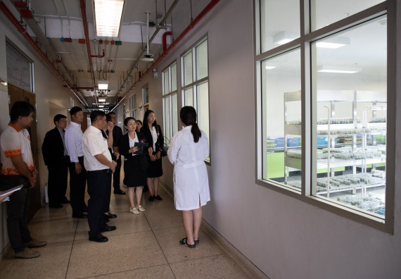 ภาพกิจกรรม  คณะวิทยาศาสตร์และเทคโนโลยี ต้อนรับคณะผู้บริหารวิทยาลัยอาชีวศึกษาและเทคนิคสิบสองปันนา ประเทศสาธารณรัฐ ประชาชนจีน เข้าเยี่ยมชมห้องปฏิบัติการทางวิทยาศาสตร์