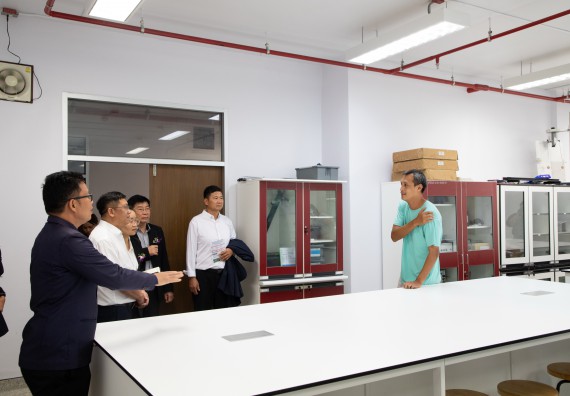 ภาพกิจกรรม  คณะวิทยาศาสตร์และเทคโนโลยี ต้อนรับคณะผู้บริหารวิทยาลัยอาชีวศึกษาและเทคนิคสิบสองปันนา ประเทศสาธารณรัฐ ประชาชนจีน เข้าเยี่ยมชมห้องปฏิบัติการทางวิทยาศาสตร์