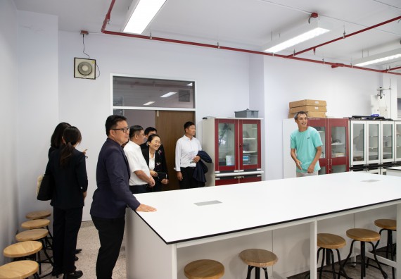 ภาพกิจกรรม  คณะวิทยาศาสตร์และเทคโนโลยี ต้อนรับคณะผู้บริหารวิทยาลัยอาชีวศึกษาและเทคนิคสิบสองปันนา ประเทศสาธารณรัฐ ประชาชนจีน เข้าเยี่ยมชมห้องปฏิบัติการทางวิทยาศาสตร์