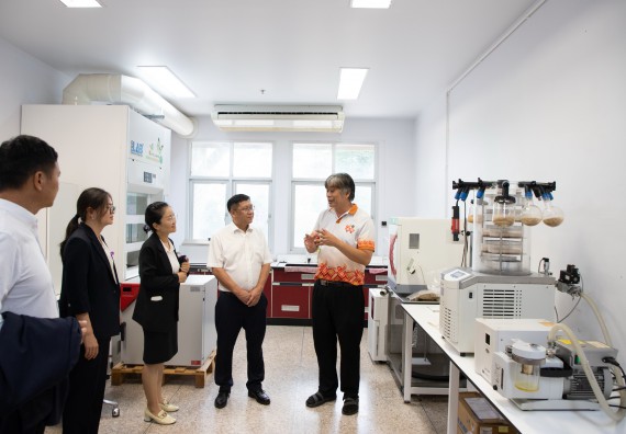 ภาพกิจกรรม  คณะวิทยาศาสตร์และเทคโนโลยี ต้อนรับคณะผู้บริหารวิทยาลัยอาชีวศึกษาและเทคนิคสิบสองปันนา ประเทศสาธารณรัฐ ประชาชนจีน เข้าเยี่ยมชมห้องปฏิบัติการทางวิทยาศาสตร์
