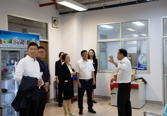 ภาพกิจกรรม  คณะวิทยาศาสตร์และเทคโนโลยี ต้อนรับคณะผู้บริหารวิทยาลัยอาชีวศึกษาและเทคนิคสิบสองปันนา ประเทศสาธารณรัฐ ประชาชนจีน เข้าเยี่ยมชมห้องปฏิบัติการทางวิทยาศาสตร์