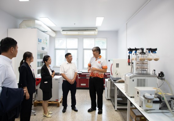 ภาพกิจกรรม  คณะวิทยาศาสตร์และเทคโนโลยี ต้อนรับคณะผู้บริหารวิทยาลัยอาชีวศึกษาและเทคนิคสิบสองปันนา ประเทศสาธารณรัฐ ประชาชนจีน เข้าเยี่ยมชมห้องปฏิบัติการทางวิทยาศาสตร์