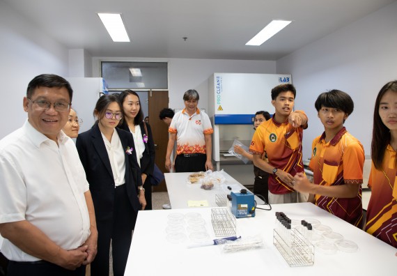 ภาพกิจกรรม  คณะวิทยาศาสตร์และเทคโนโลยี ต้อนรับคณะผู้บริหารวิทยาลัยอาชีวศึกษาและเทคนิคสิบสองปันนา ประเทศสาธารณรัฐ ประชาชนจีน เข้าเยี่ยมชมห้องปฏิบัติการทางวิทยาศาสตร์