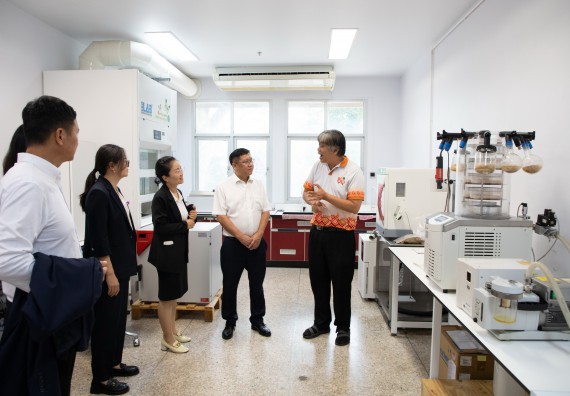 ภาพกิจกรรม  คณะวิทยาศาสตร์และเทคโนโลยี ต้อนรับคณะผู้บริหารวิทยาลัยอาชีวศึกษาและเทคนิคสิบสองปันนา ประเทศสาธารณรัฐ ประชาชนจีน เข้าเยี่ยมชมห้องปฏิบัติการทางวิทยาศาสตร์