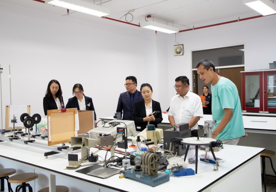 ภาพกิจกรรม  คณะวิทยาศาสตร์และเทคโนโลยี ต้อนรับคณะผู้บริหารวิทยาลัยอาชีวศึกษาและเทคนิคสิบสองปันนา ประเทศสาธารณรัฐ ประชาชนจีน เข้าเยี่ยมชมห้องปฏิบัติการทางวิทยาศาสตร์