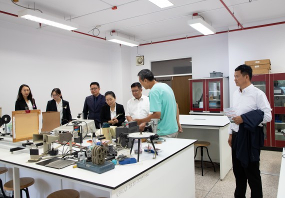 ภาพกิจกรรม  คณะวิทยาศาสตร์และเทคโนโลยี ต้อนรับคณะผู้บริหารวิทยาลัยอาชีวศึกษาและเทคนิคสิบสองปันนา ประเทศสาธารณรัฐ ประชาชนจีน เข้าเยี่ยมชมห้องปฏิบัติการทางวิทยาศาสตร์