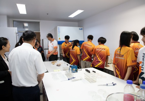 ภาพกิจกรรม  คณะวิทยาศาสตร์และเทคโนโลยี ต้อนรับคณะผู้บริหารวิทยาลัยอาชีวศึกษาและเทคนิคสิบสองปันนา ประเทศสาธารณรัฐ ประชาชนจีน เข้าเยี่ยมชมห้องปฏิบัติการทางวิทยาศาสตร์