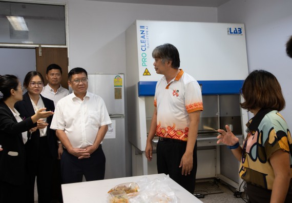 ภาพกิจกรรม  คณะวิทยาศาสตร์และเทคโนโลยี ต้อนรับคณะผู้บริหารวิทยาลัยอาชีวศึกษาและเทคนิคสิบสองปันนา ประเทศสาธารณรัฐ ประชาชนจีน เข้าเยี่ยมชมห้องปฏิบัติการทางวิทยาศาสตร์