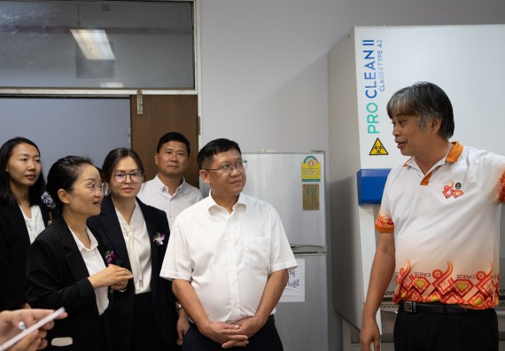 ภาพกิจกรรม  คณะวิทยาศาสตร์และเทคโนโลยี ต้อนรับคณะผู้บริหารวิทยาลัยอาชีวศึกษาและเทคนิคสิบสองปันนา ประเทศสาธารณรัฐ ประชาชนจีน เข้าเยี่ยมชมห้องปฏิบัติการทางวิทยาศาสตร์