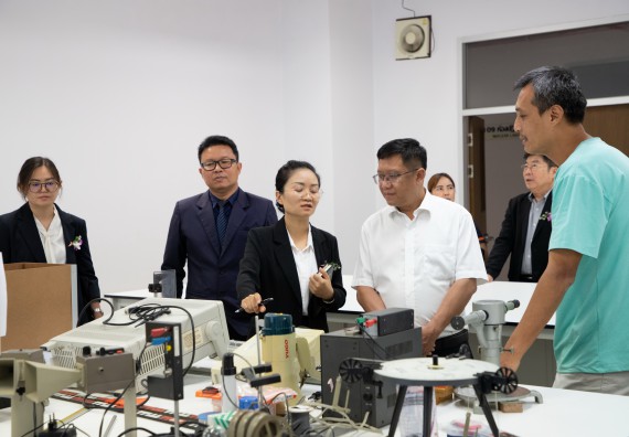 ภาพกิจกรรม  คณะวิทยาศาสตร์และเทคโนโลยี ต้อนรับคณะผู้บริหารวิทยาลัยอาชีวศึกษาและเทคนิคสิบสองปันนา ประเทศสาธารณรัฐ ประชาชนจีน เข้าเยี่ยมชมห้องปฏิบัติการทางวิทยาศาสตร์