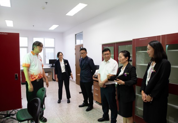 ภาพกิจกรรม  คณะวิทยาศาสตร์และเทคโนโลยี ต้อนรับคณะผู้บริหารวิทยาลัยอาชีวศึกษาและเทคนิคสิบสองปันนา ประเทศสาธารณรัฐ ประชาชนจีน เข้าเยี่ยมชมห้องปฏิบัติการทางวิทยาศาสตร์
