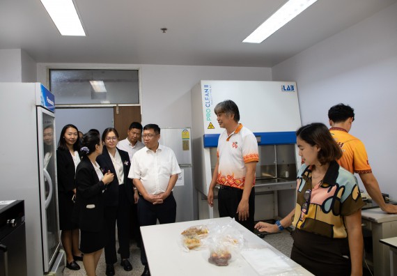 ภาพกิจกรรม  คณะวิทยาศาสตร์และเทคโนโลยี ต้อนรับคณะผู้บริหารวิทยาลัยอาชีวศึกษาและเทคนิคสิบสองปันนา ประเทศสาธารณรัฐ ประชาชนจีน เข้าเยี่ยมชมห้องปฏิบัติการทางวิทยาศาสตร์
