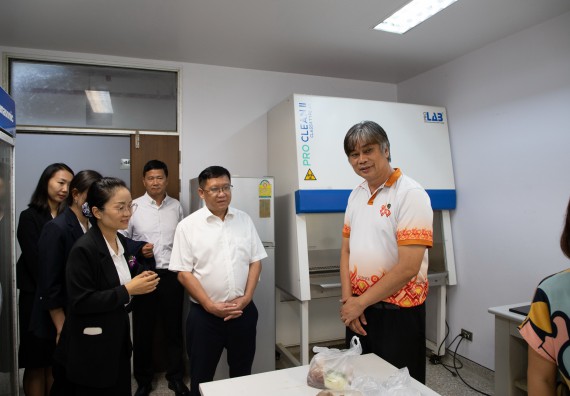 ภาพกิจกรรม  คณะวิทยาศาสตร์และเทคโนโลยี ต้อนรับคณะผู้บริหารวิทยาลัยอาชีวศึกษาและเทคนิคสิบสองปันนา ประเทศสาธารณรัฐ ประชาชนจีน เข้าเยี่ยมชมห้องปฏิบัติการทางวิทยาศาสตร์