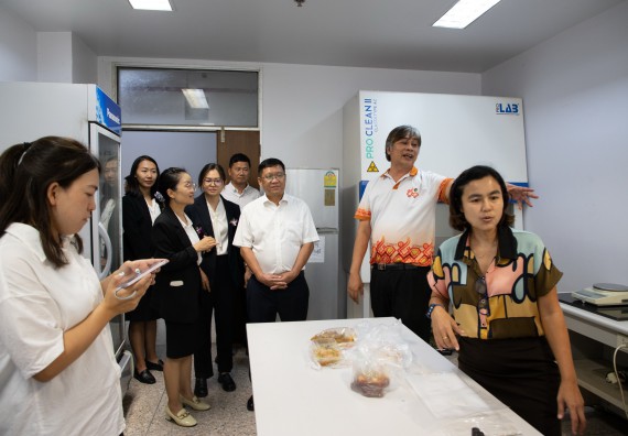 ภาพกิจกรรม  คณะวิทยาศาสตร์และเทคโนโลยี ต้อนรับคณะผู้บริหารวิทยาลัยอาชีวศึกษาและเทคนิคสิบสองปันนา ประเทศสาธารณรัฐ ประชาชนจีน เข้าเยี่ยมชมห้องปฏิบัติการทางวิทยาศาสตร์