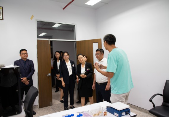 ภาพกิจกรรม  คณะวิทยาศาสตร์และเทคโนโลยี ต้อนรับคณะผู้บริหารวิทยาลัยอาชีวศึกษาและเทคนิคสิบสองปันนา ประเทศสาธารณรัฐ ประชาชนจีน เข้าเยี่ยมชมห้องปฏิบัติการทางวิทยาศาสตร์