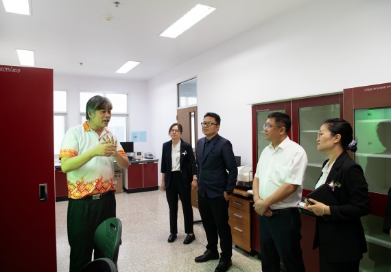 ภาพกิจกรรม  คณะวิทยาศาสตร์และเทคโนโลยี ต้อนรับคณะผู้บริหารวิทยาลัยอาชีวศึกษาและเทคนิคสิบสองปันนา ประเทศสาธารณรัฐ ประชาชนจีน เข้าเยี่ยมชมห้องปฏิบัติการทางวิทยาศาสตร์