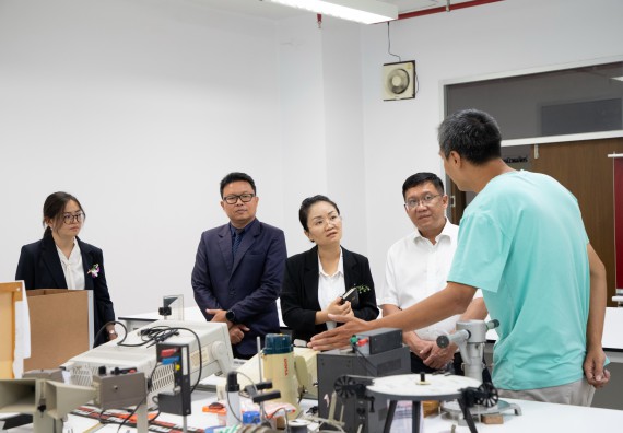 ภาพกิจกรรม  คณะวิทยาศาสตร์และเทคโนโลยี ต้อนรับคณะผู้บริหารวิทยาลัยอาชีวศึกษาและเทคนิคสิบสองปันนา ประเทศสาธารณรัฐ ประชาชนจีน เข้าเยี่ยมชมห้องปฏิบัติการทางวิทยาศาสตร์