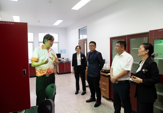 ภาพกิจกรรม  คณะวิทยาศาสตร์และเทคโนโลยี ต้อนรับคณะผู้บริหารวิทยาลัยอาชีวศึกษาและเทคนิคสิบสองปันนา ประเทศสาธารณรัฐ ประชาชนจีน เข้าเยี่ยมชมห้องปฏิบัติการทางวิทยาศาสตร์