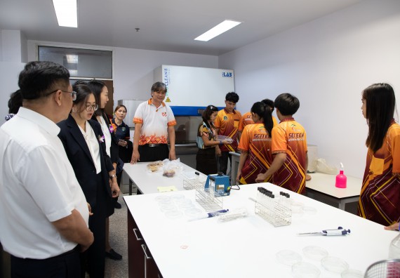 ภาพกิจกรรม  คณะวิทยาศาสตร์และเทคโนโลยี ต้อนรับคณะผู้บริหารวิทยาลัยอาชีวศึกษาและเทคนิคสิบสองปันนา ประเทศสาธารณรัฐ ประชาชนจีน เข้าเยี่ยมชมห้องปฏิบัติการทางวิทยาศาสตร์