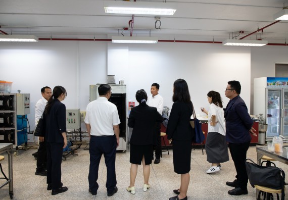 ภาพกิจกรรม  คณะวิทยาศาสตร์และเทคโนโลยี ต้อนรับคณะผู้บริหารวิทยาลัยอาชีวศึกษาและเทคนิคสิบสองปันนา ประเทศสาธารณรัฐ ประชาชนจีน เข้าเยี่ยมชมห้องปฏิบัติการทางวิทยาศาสตร์