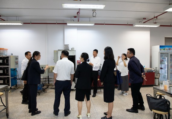 ภาพกิจกรรม  คณะวิทยาศาสตร์และเทคโนโลยี ต้อนรับคณะผู้บริหารวิทยาลัยอาชีวศึกษาและเทคนิคสิบสองปันนา ประเทศสาธารณรัฐ ประชาชนจีน เข้าเยี่ยมชมห้องปฏิบัติการทางวิทยาศาสตร์